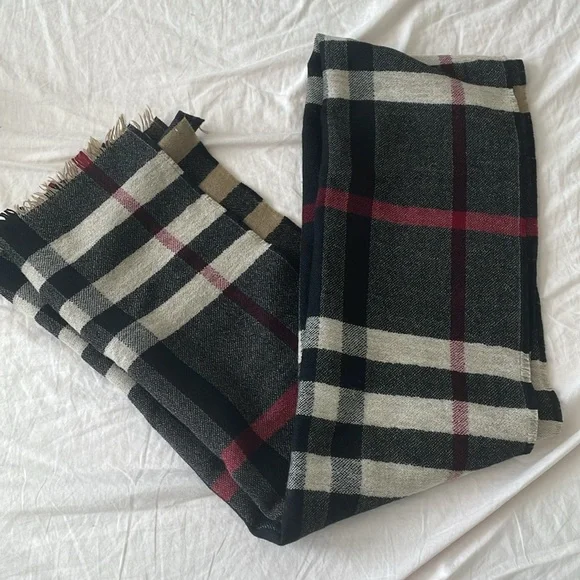 Burberry scarf - Picture 3 of 3